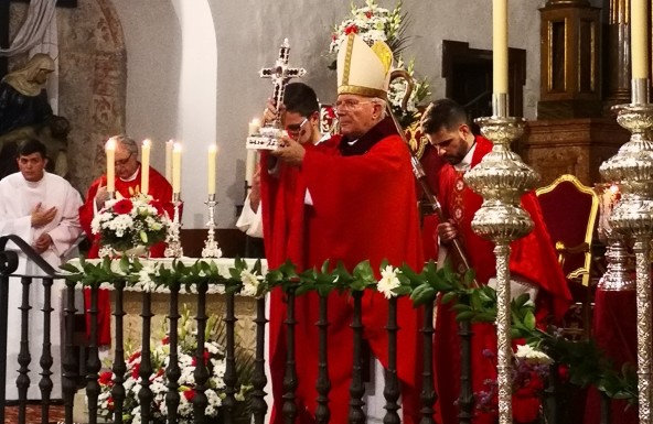 Don Amadeo preside la Solemne Misa y bendición del Lignum Crucis, de la Cofradía de la Vera Cruz de Arjonilla
