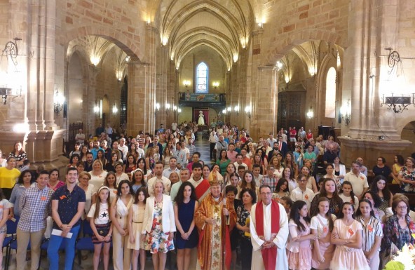 El Obispo imparte el Sacramento de la Confirmación en Santa María de Linares