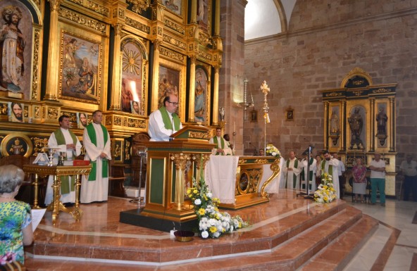 D. Jesús Díez del Corral recibe el testigo pastoral de D. Miguel Ángel Solas en la parroquia de la Natividad de Nuestra Señora de Villanueva de la Reina