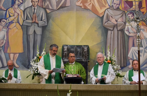 D. Juan Ignacio Damas recibe el testigo pastoral de D. Juan García Carrillo en la Parroquia de Cristo Rey
