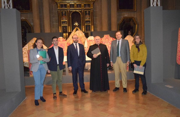El Cabildo Catedral inaugura, junto a la Fundación Caja Rural y a la Universidad de Jaén,  la exposición «Al hilo de la Seda»
