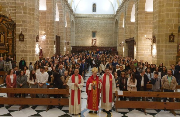 Don Amadeo imparte el Sacramento de la Confirmación a 55 fieles de la parroquia de San Andrés Apóstol de Villanueva del Arzobispo