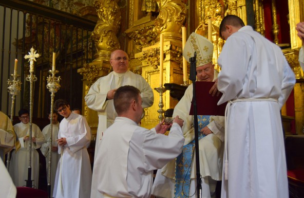 Antonio José Blanca recibe el Ministerio del Acólito en la Vigilia de la Inmaculada