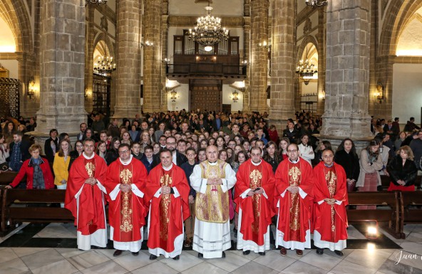 45 jóvenes de la parroquia de la Asunción de Villacarrillo reciben el Sacramento de la Confirmación