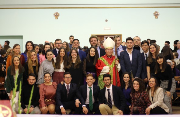 El Obispo administra el Sacramento de la Confirmación a 26 jóvenes en el colegio Santa María de la Capilla de Jaén
