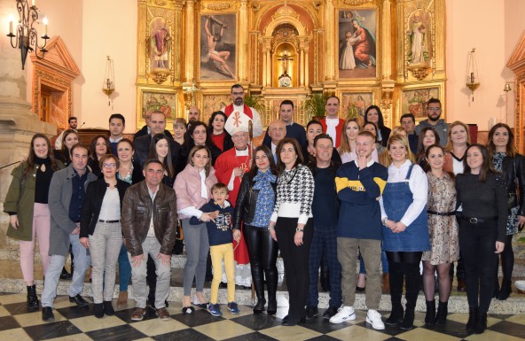 El Obispo administra el Sacramento de la Confirmación a una treintena de adultos en la parroquia de San Bartolomé de Torredelcampo