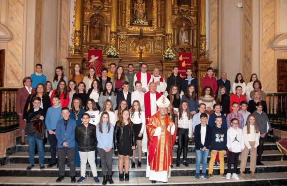 El Obispo administra el Sacramento de la Confirmación a 50 fieles en la parroquia de Santa María de Cazorla