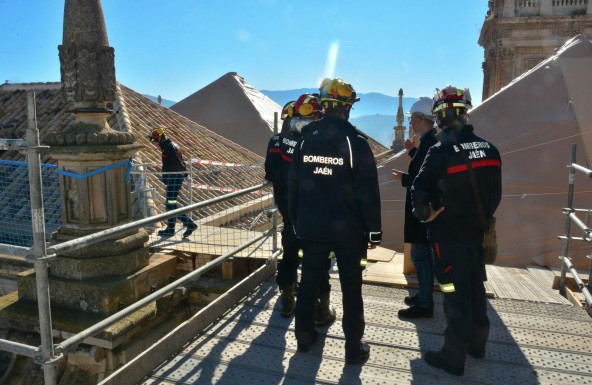 Los Bomberos comienzan los trabajos del plan para prevenir ante catástrofes en la Catedral