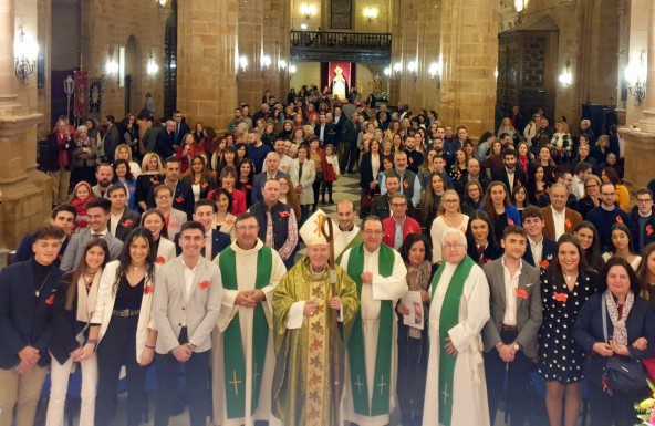 Don Amadeo visita Santa María de Linares y administra el Sacramento de la Confirmación a más de 60 fieles