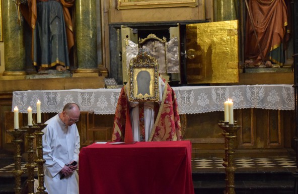 El Obispo encomienda a los enfermos al Santo Rostro