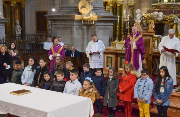 Quince niños participan en el rito de la elección de catecúmenos en el primer domingo de Cuaresma
