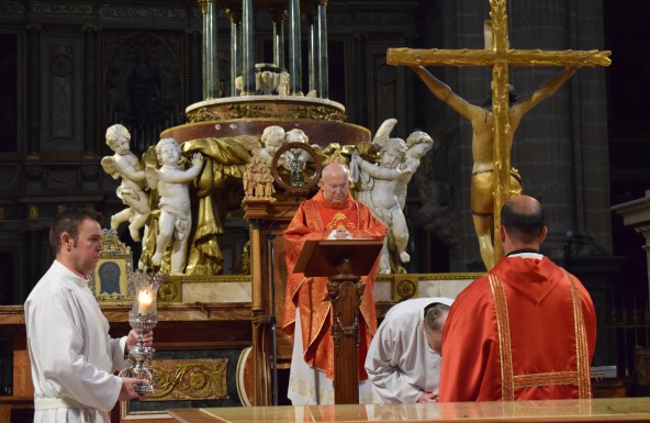 El Santo Rostro bendice a todos los jiennenses desde los balcones de la Catedral
