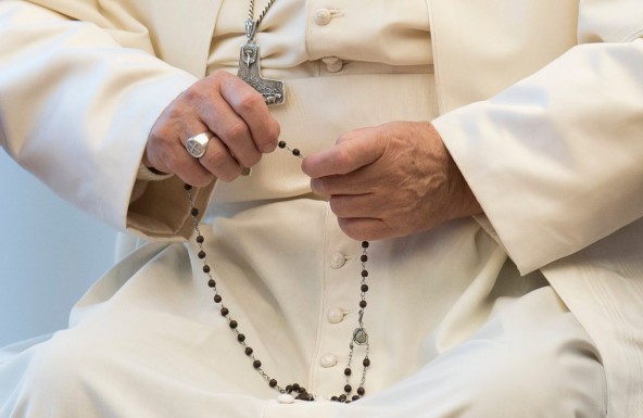 El Papa: en mayo redescubramos la belleza de rezar el Rosario en casa