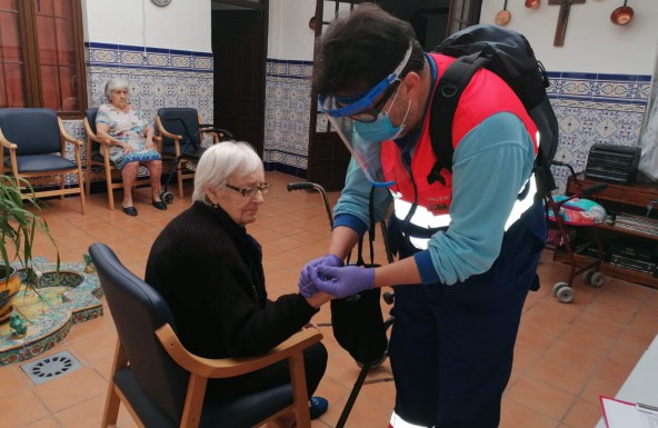 BBVA y sus empleados donan 28.000 euros para material destinado a mayores en Jaén a través de Cáritas