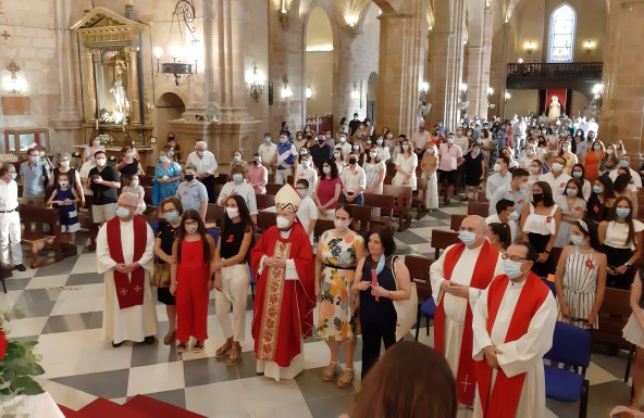 El Obispo bautiza a una catecúmena adulta y confirma a 73 personas más en la Basílica de Santa María la Mayor de Linares