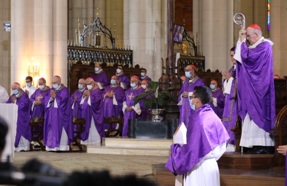 Monseñor Rodríguez Magro concelebra, en la Catedral de la Almudena, la Misa funeral por las víctimas del coronavirus