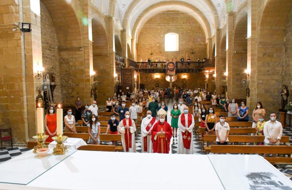 Monseñor Rodríguez Magro administra el Sacramento de la Confirmación a 29 fieles en la Parroquia de Santiago Apóstol de Begíjar