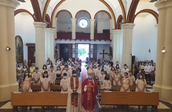 El Obispo visita Cárchel y confirma a una veintena de adolescentes en Carchelejo