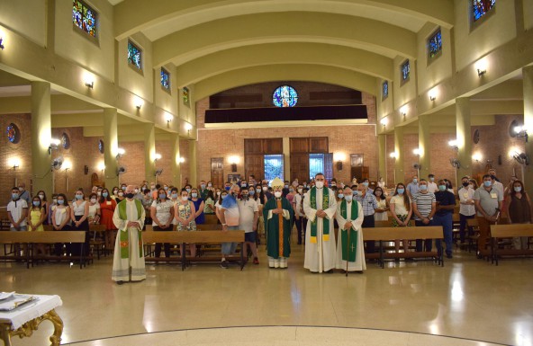 Monseñor Rodríguez Magro administra el Sacramento de la Confirmación a una veintena de fieles en la parroquia de San Félix de Valois de Jaén