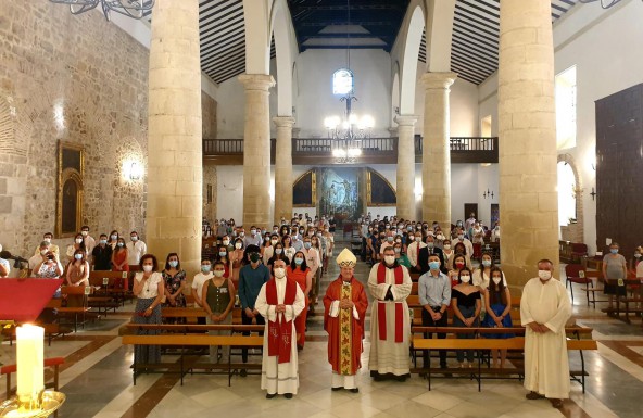 El Obispo imparte el Sacramento de la Confirmación a 33 fieles en la parroquia de Santa Marta de Martos