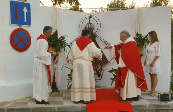 El padre Conesa bendice la escultura de la Virgen de la Cabeza de Villargordo