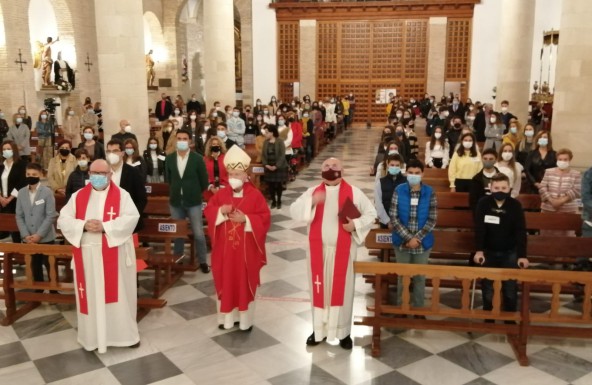 Medio centenar de fieles reciben el Sacramento de la Confirmación en la parroquia de San Pedro Apóstol de Torredonjimeno