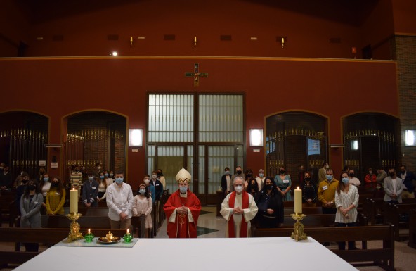 El Obispo administra el Sacramento de la Confirmación a una veintena de fieles en la parroquia de Santa María Madre de la Iglesia de Jaén