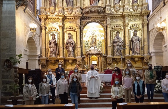 La comunidad parroquial de San Andrés de Baeza encarga a las catequistas el ministerio de evangelizar