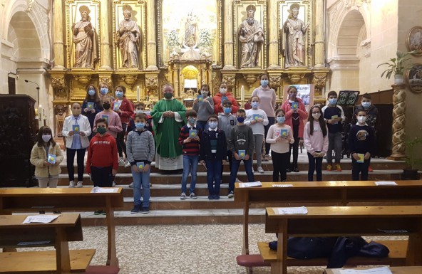Entrega del Evangelio a los niños que han recibido la Primera Comunión en la parroquia de San Andrés de Baeza