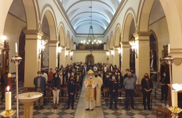 Monseñor Rodríguez Magro administra el Sacramento de la Confirmación a una veintena de fieles en Santisteban del Puerto