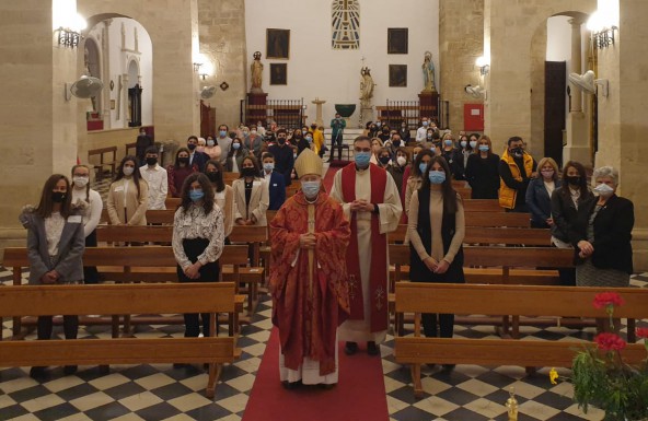 Don Amadeo administra el Sacramento de la Confirmación a doce jóvenes en la parroquia de Santo Domingo de Guzmán de Torres