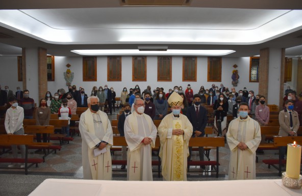 El Obispo administra el Sacramento de la Confirmación a una veintena de adolescentes en la parroquia de San Juan de Cruz de Jaén