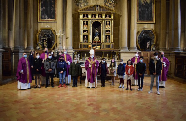 El Obispo preside el rito de admisión de los catecúmenos