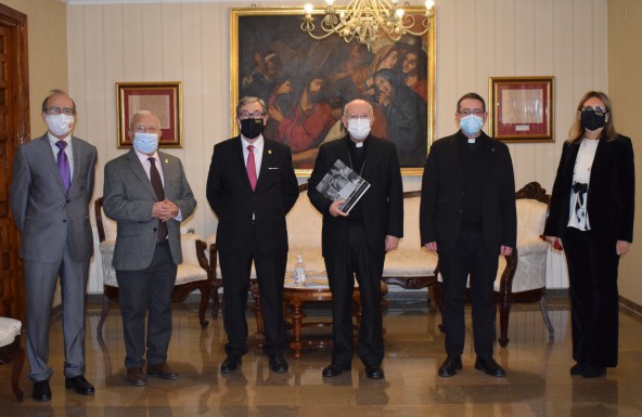Monseñor Rodríguez Magro recibe a los pregoneros de Pasión y Gloria de Jaén