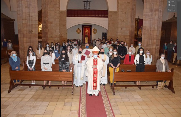 El Obispo administra el Sacramento de la Confirmación a un grupo de jóvenes de la parroquia de Cristo Rey de Andújar