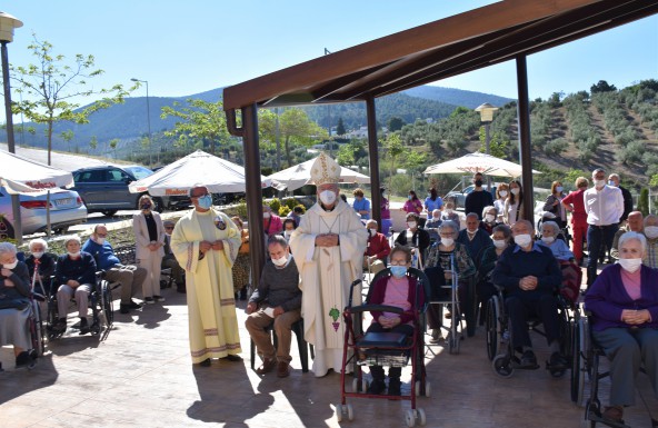 El Obispo bendice una plaza y celebra la Eucaristía con los mayores de Altos del Jontoya