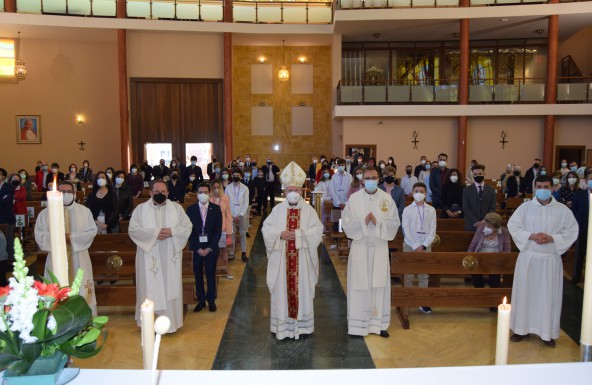 Monseñor Rodríguez Magro administra el Sacramento de la Confirmación a una decena de jóvenes en la parroquia de San Juan Pablo II de Jaén