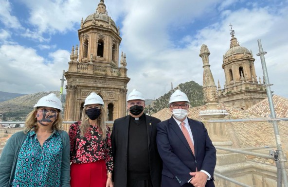 La Consejera visita la Catedral para comprobar el progreso de las obras que se están restaurando