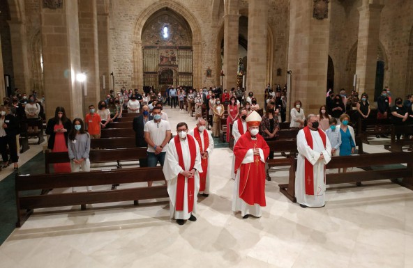 Monseñor Rodríguez Magro imparte el Sacramento de la Confirmación en la parroquia de Santa María de los Reales Alcázares y San Pablo de Úbeda