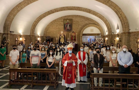 Don Amadeo imparte el Sacramento de la Confirmación a 18 adolescentes y jóvenes en la parroquia de San Eufrasio de Jaén