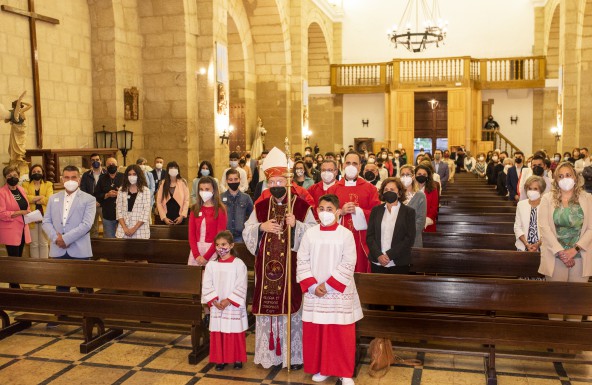 Don Amadeo confirma a 26 adolescentes y 5 adultos en la parroquia de S. Pedro Apóstol  de Castillo de Locubín