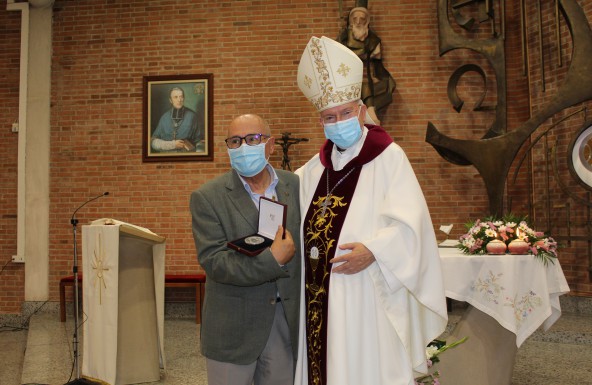El obispo concede a Rafael López-Sidro la Medalla de la Diócesis de Jaén