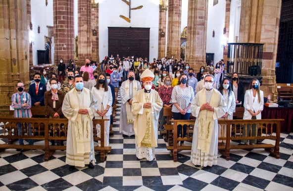 Monseñor Rodríguez Magro celebra el Sacramento de la Confirmación en la Parroquia de la Encarnación de Bailén