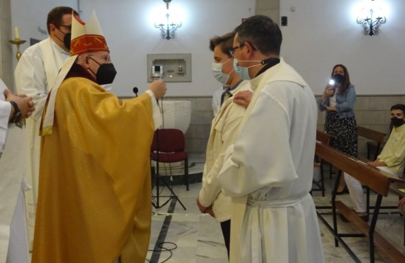 Don Amadeo confirma a 42 jóvenes en la parroquia de La Inmaculada de Mengíbar