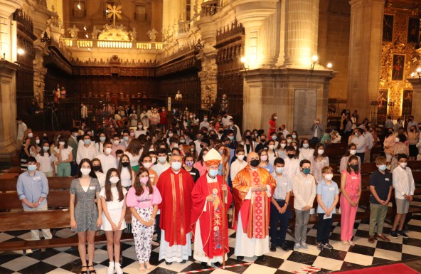 Más de un centenar de jóvenes y adultos de la parroquia de San Pedro Poveda reciben el Sacramento de la Confirmación