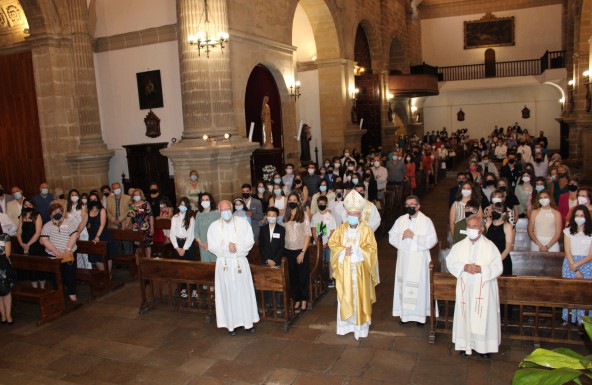 El Obispo imparte el Sacramento de la Confirmación en la parroquia de San Isidoro de Úbeda