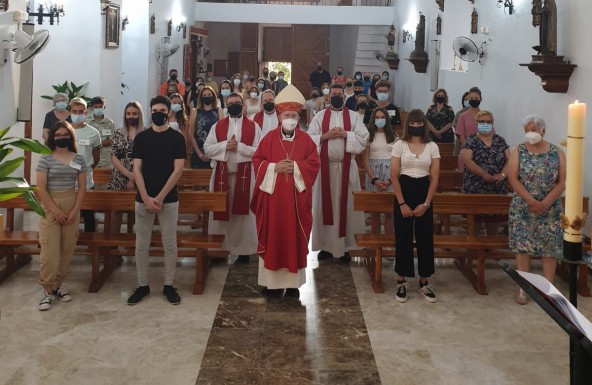  El Obispo administra el sacramento de la Confirmación a 11 jóvenes en la parroquia de san Pedro apóstol de Larva
