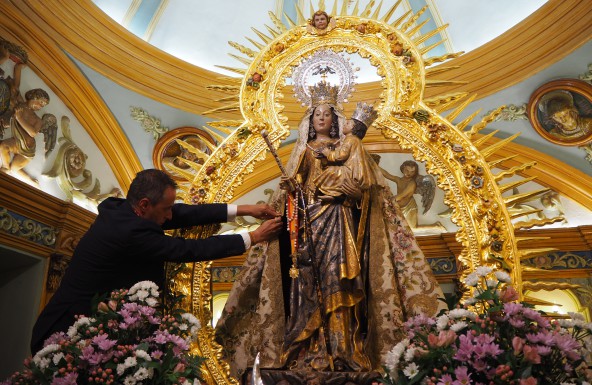 La Adoración Nocturna Española impone a la Patrona de Baeza su mayor insignia