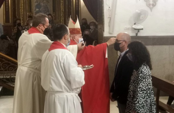 Monseñor Rodríguez Magro administra el Sacramento de la Confirmación en la parroquia de Santa María de Torredonjimeno
