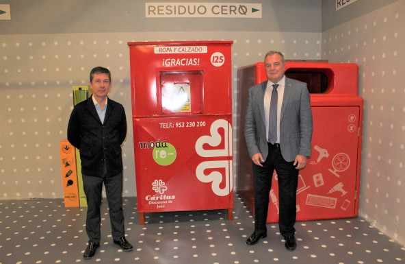 El Corte Inglés de Jaén se suma al proyecto de reciclado de ropa y calzado de Cáritas